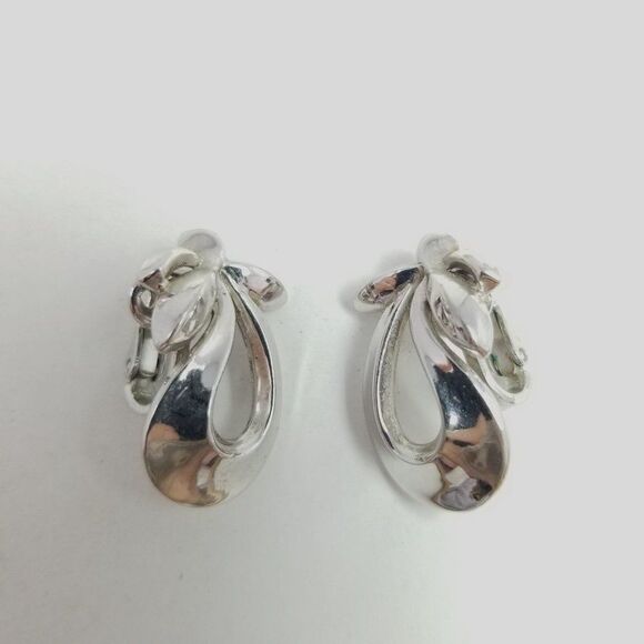 Vintage Crown Trifari Silver Tone Clip On Earrings Retro Eggplant Shape Abstract - Picture 2 of 6